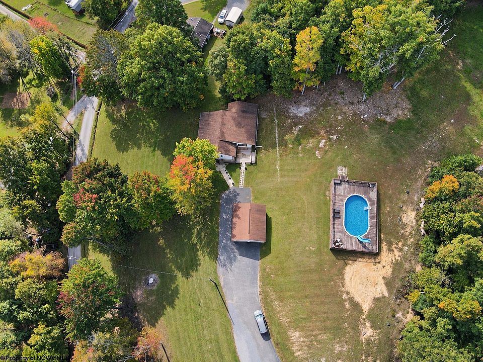 13th image of 13 Silver Maple Ln