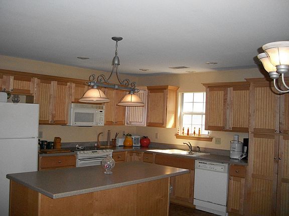 Kitchen - Custom cabinets & Granite Island