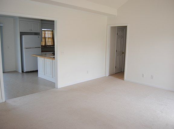 4th image of 300 Towbridge Ln