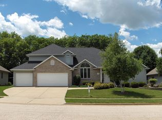 15 Stetson Dr, Bloomington, IL 61701