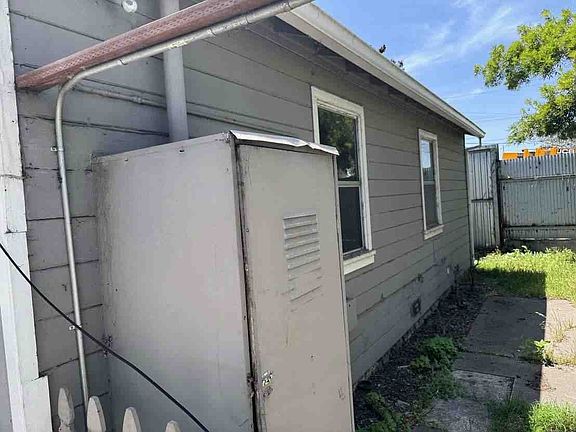 2nd image of 823 105th Ave