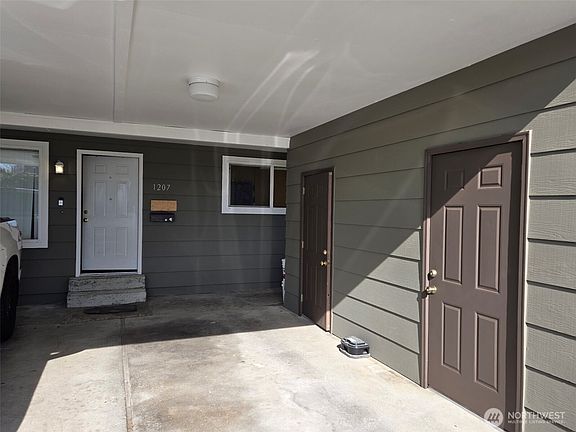 5th image of 1209 -1211 4th Avenue NW