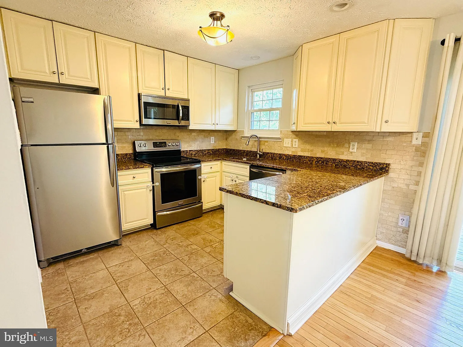 3 bed, 1.5 bath, 1500 sqft, $2,600 — Photo 3