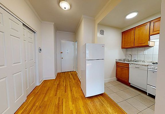 4th image of 227 E 83rd St APT 4A