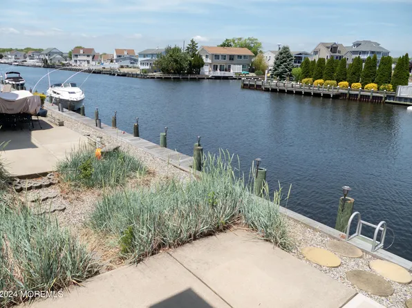 8 Blue Heron Lane, Bayville, NJ 08721