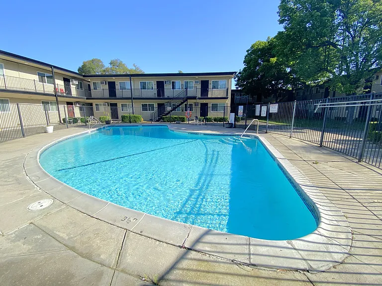 Oak Plaza Apartments — Photo 11