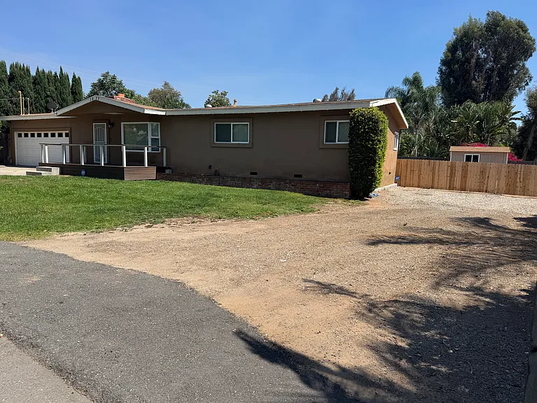 1877 Honeysuckle Ln — Photo 2