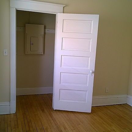 4th image of 517 Minnehaha Ave E