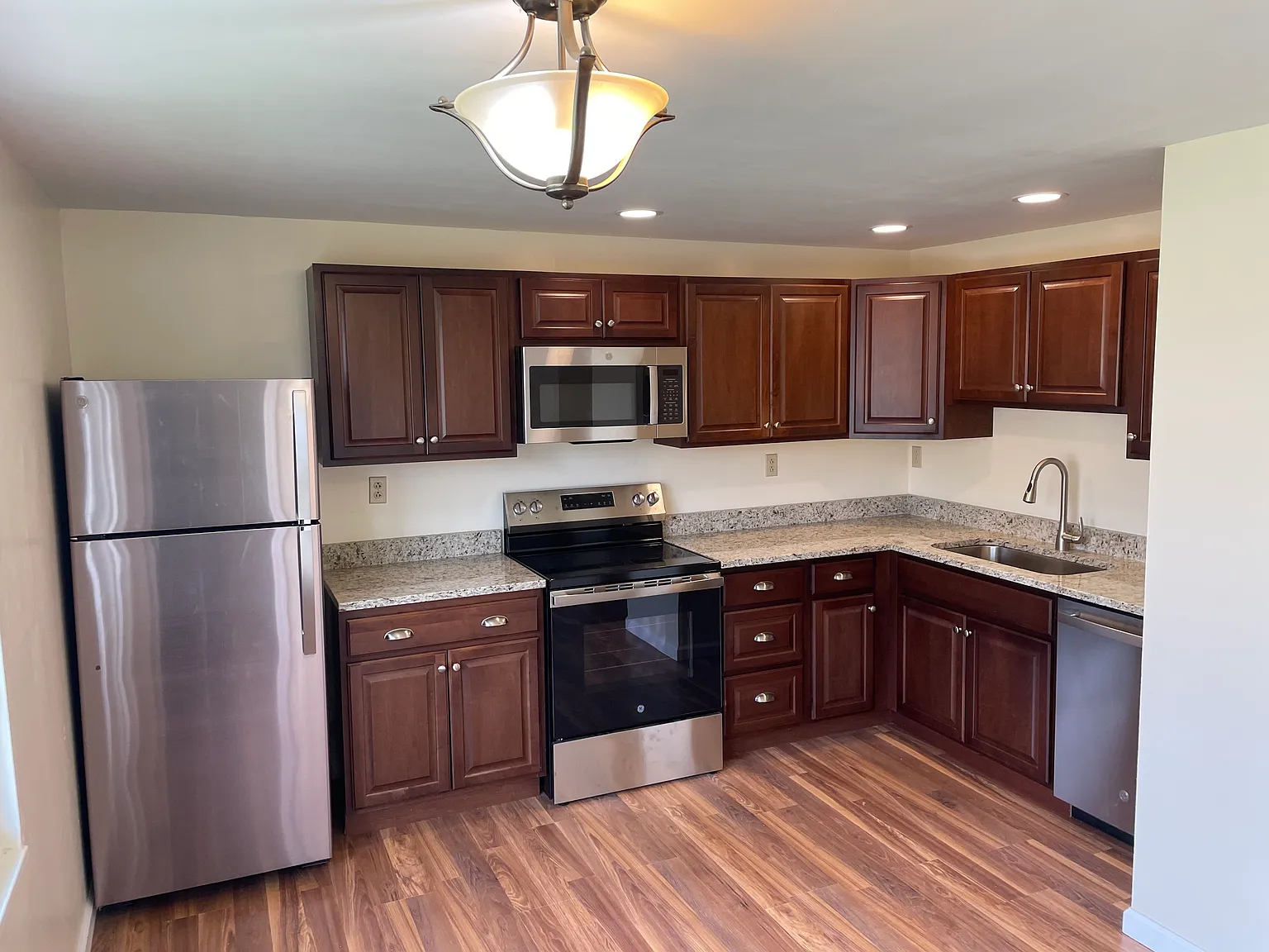 3 bed, 1.5 bath, 1388 sqft, $1,495 — Photo 1