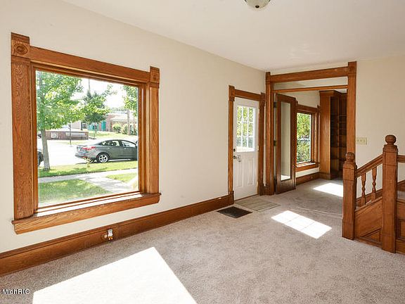 3rd image of 109 Oak St