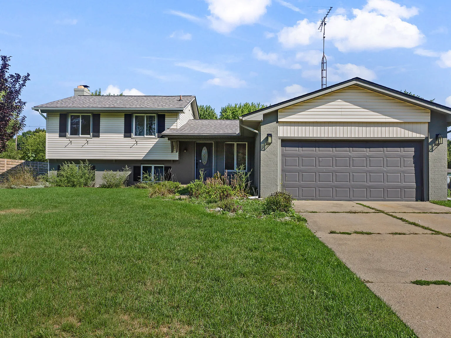 4 bed, 1.5 bath, 1632 sqft, $2,200 — Photo 1