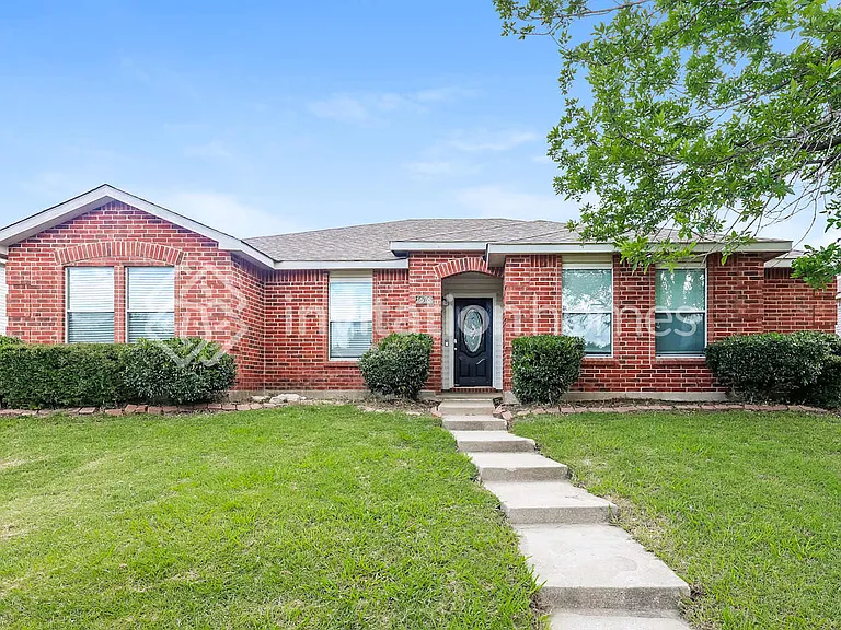 1676 Wildrose Dr — Photo 1
