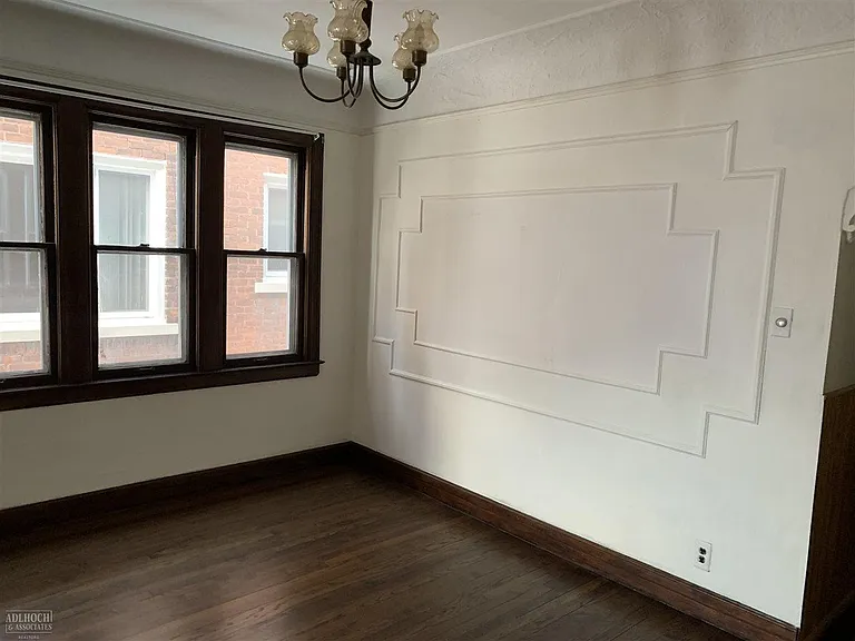 1092 Beaconsfield Ave — Photo 6