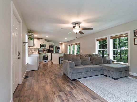 3rd image of 6013 Woodland Dr