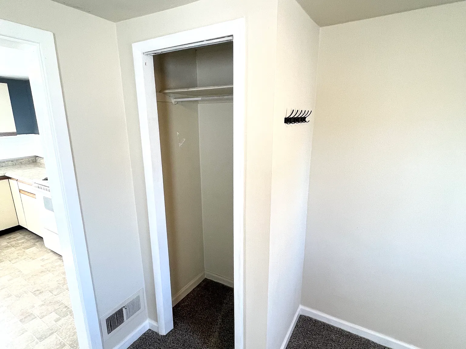 2 bed, 900 sqft, $1,050 — Photo 4