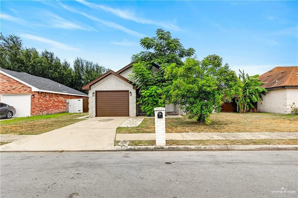 4 bed, 3.0 bath, 1446 sqft, $1,900 — Photo 2