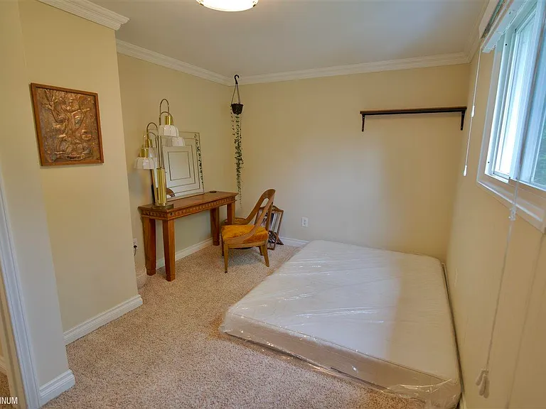 564 Stratford Rd — Photo 9