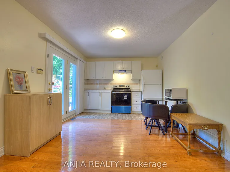 6 Bellbury Cres #Yard 1b — Photo 2