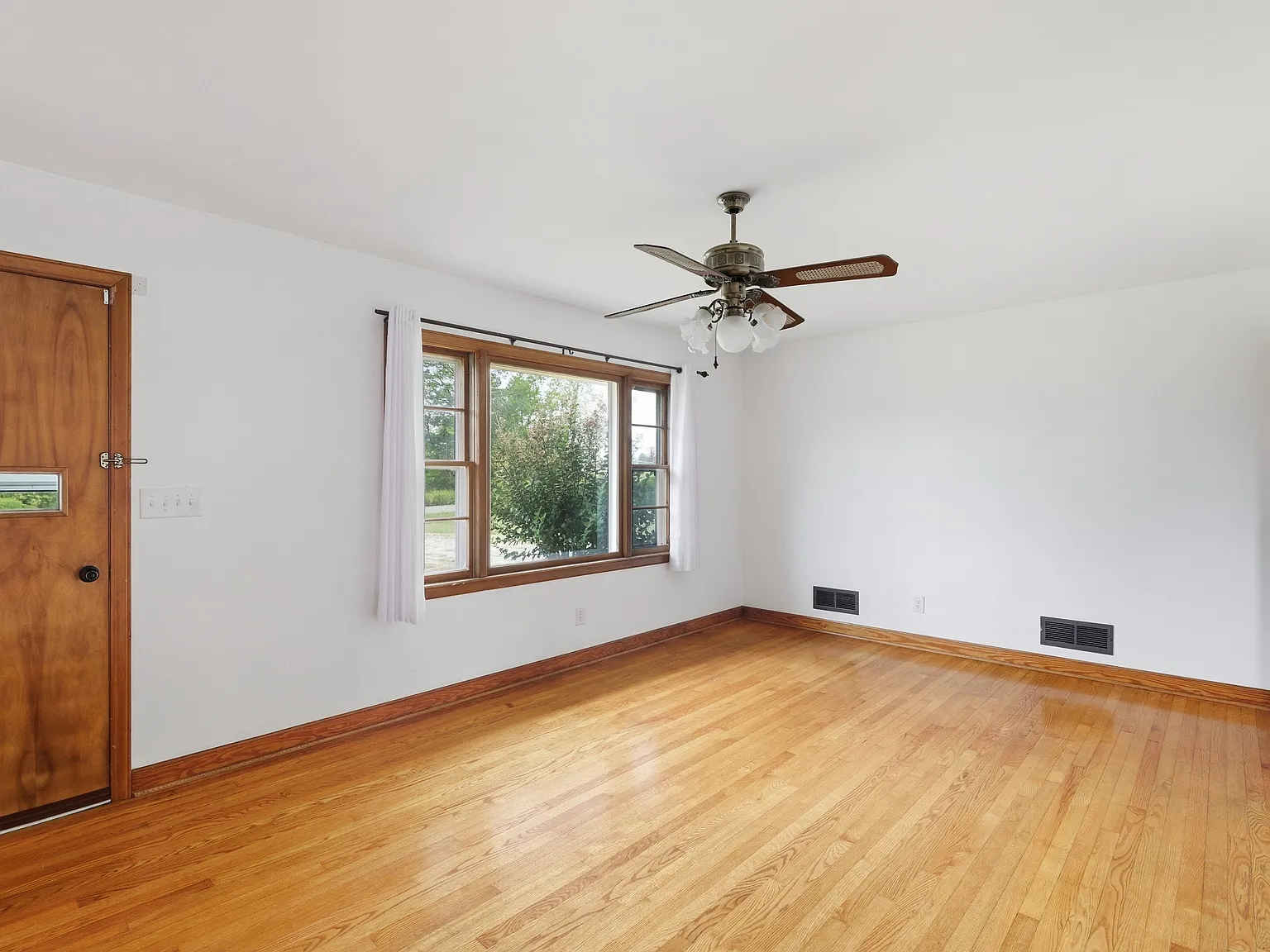 3 bed, 1050 sqft, $1,670 — Photo 4