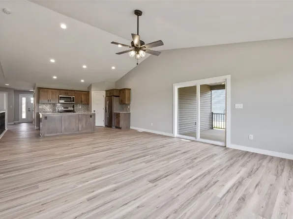 465 Chamber Dr, Anamosa, IA 52205