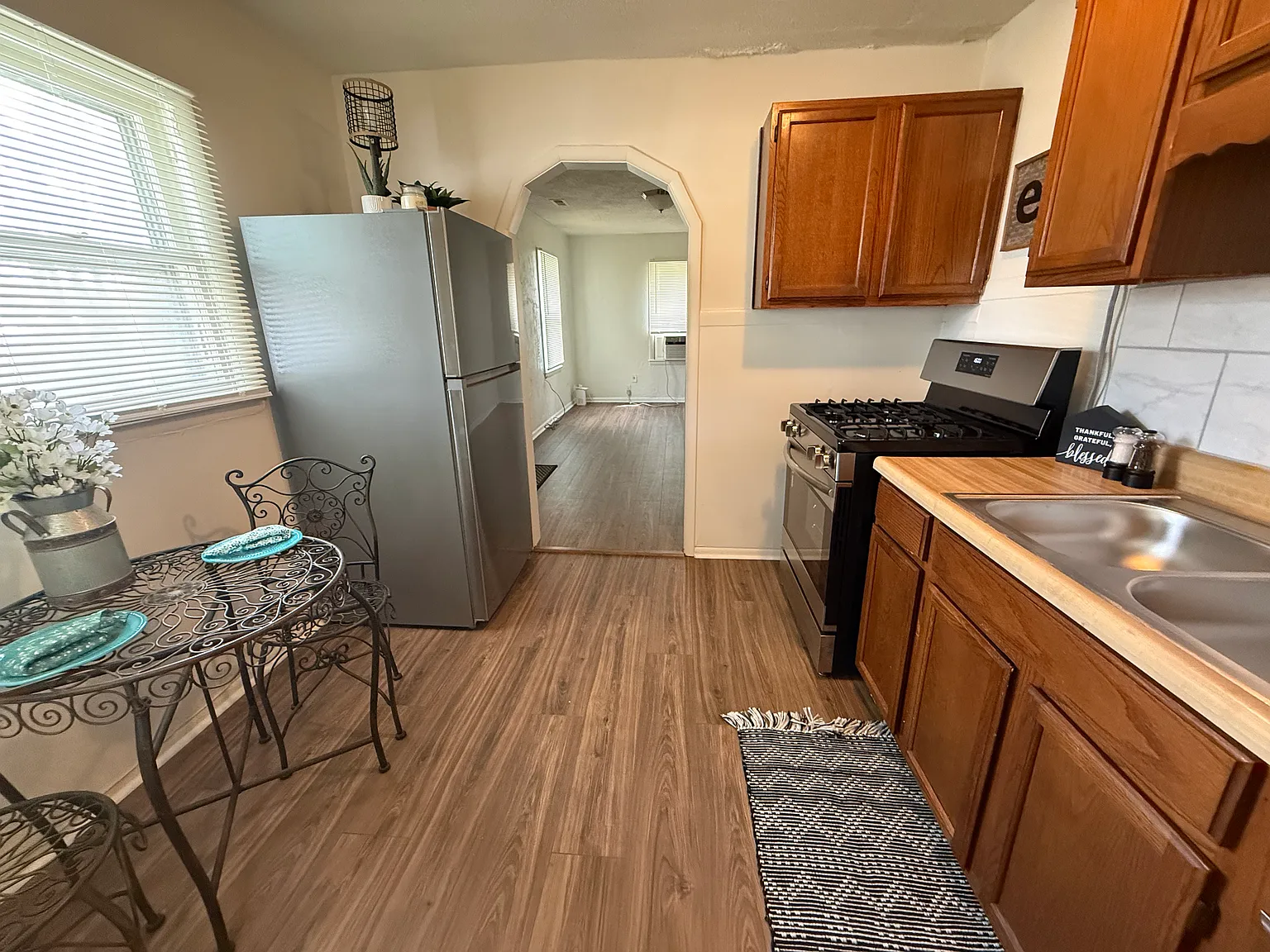 2 bed, 750 sqft, $900 — Photo 2
