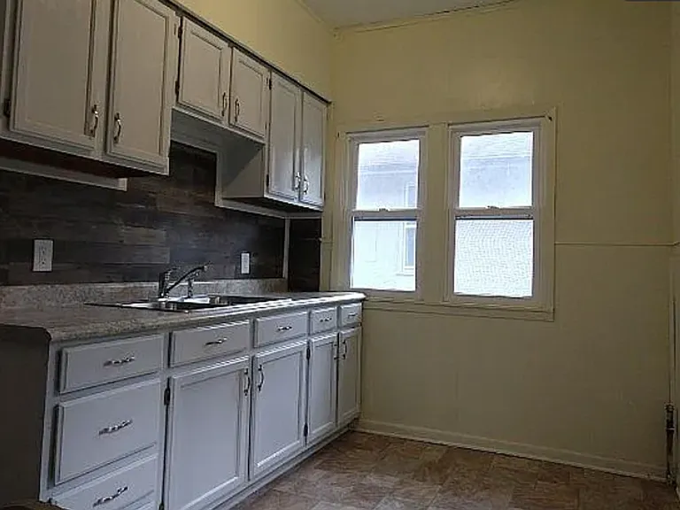 1718 22nd St — Photo 2