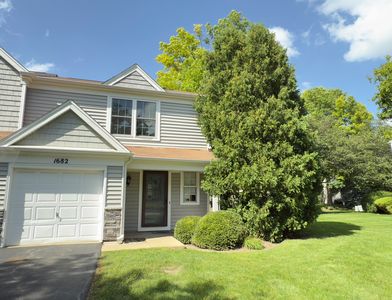 1682 College Green Dr, Elgin, IL, 60123