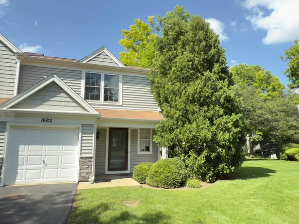 1682 College Green Dr, Elgin, IL 60123