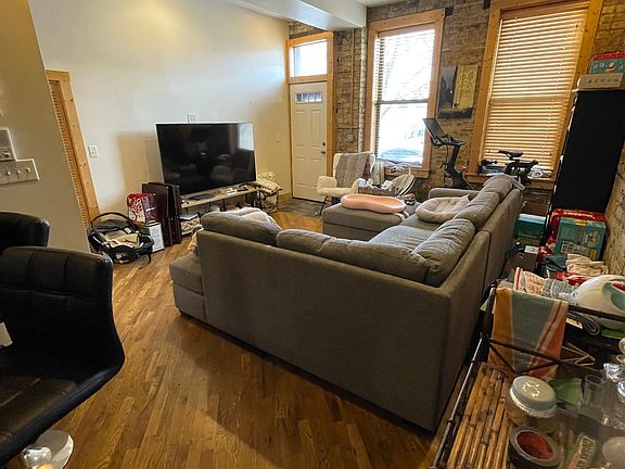 3rd image of 944 N Wood St #1