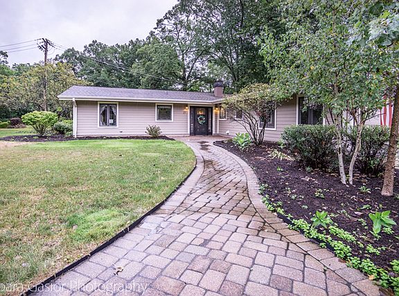2nd image of 27 Londonderry Ln