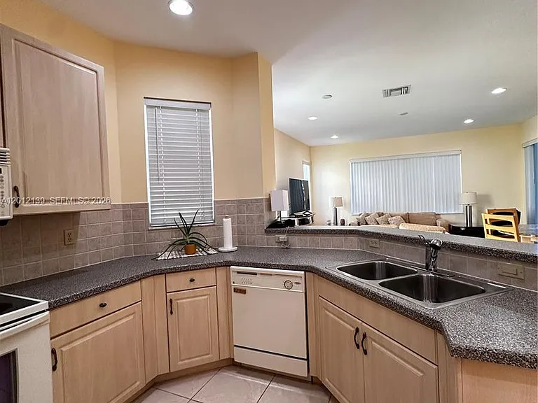 606 Mariner Bay Blvd — Photo 1