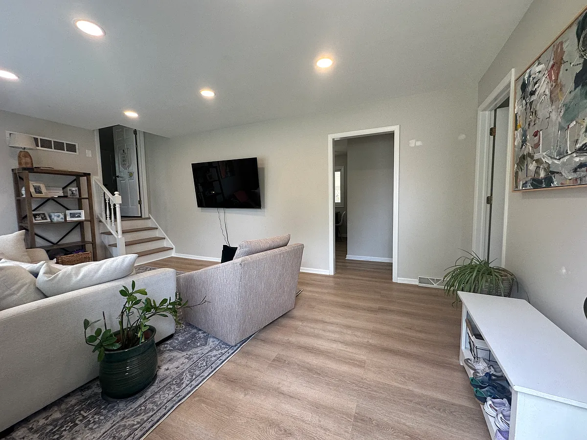 Building Photo - 504 White Oak Dr