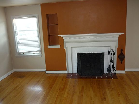 living room w/ fireplace