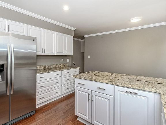 5th image of 149 Larchmont Ln