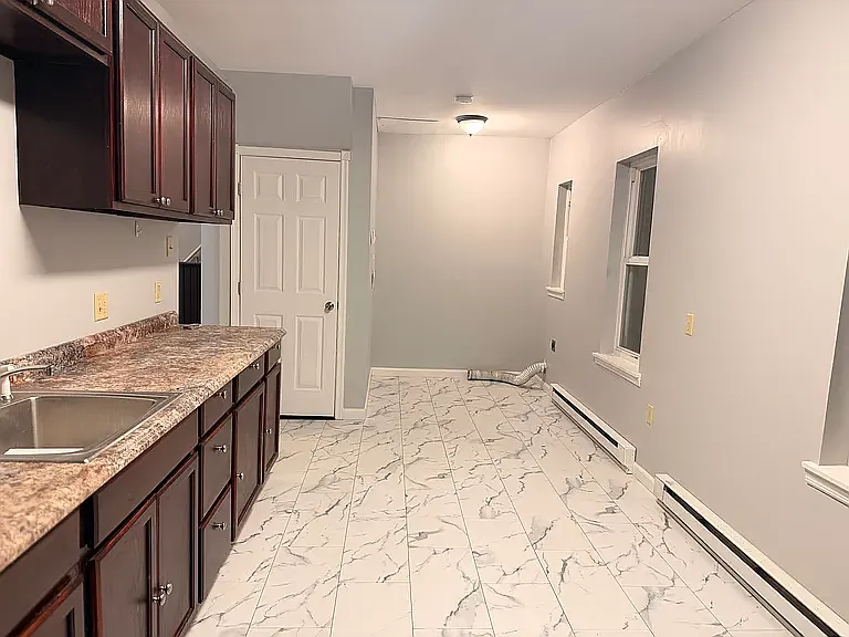 3 bed, 2304 sqft, $1,400 — Photo 3