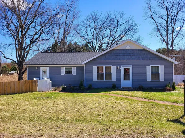 9611 Whitewood Rd, Pinckney, MI 48169