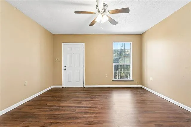 3 bed, 1.0 bath, 800 sqft, $1,495 — Photo 3