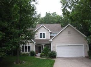 W226N7476 Woodland Creek Dr, Sussex, WI