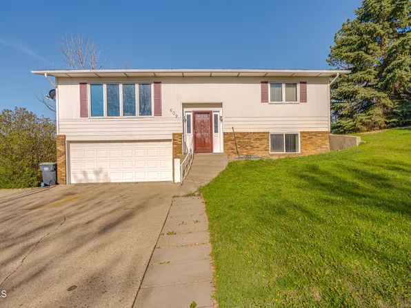 609 16th Ave NW, Mandan, ND 58554