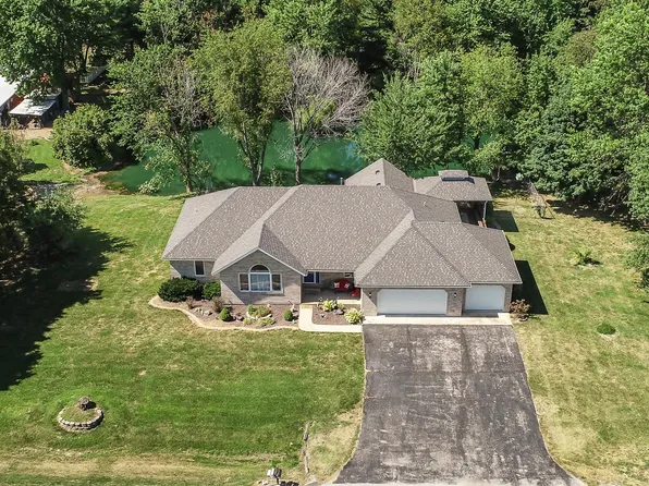 111 W Pocahontas Rd, Highland, IL 62249