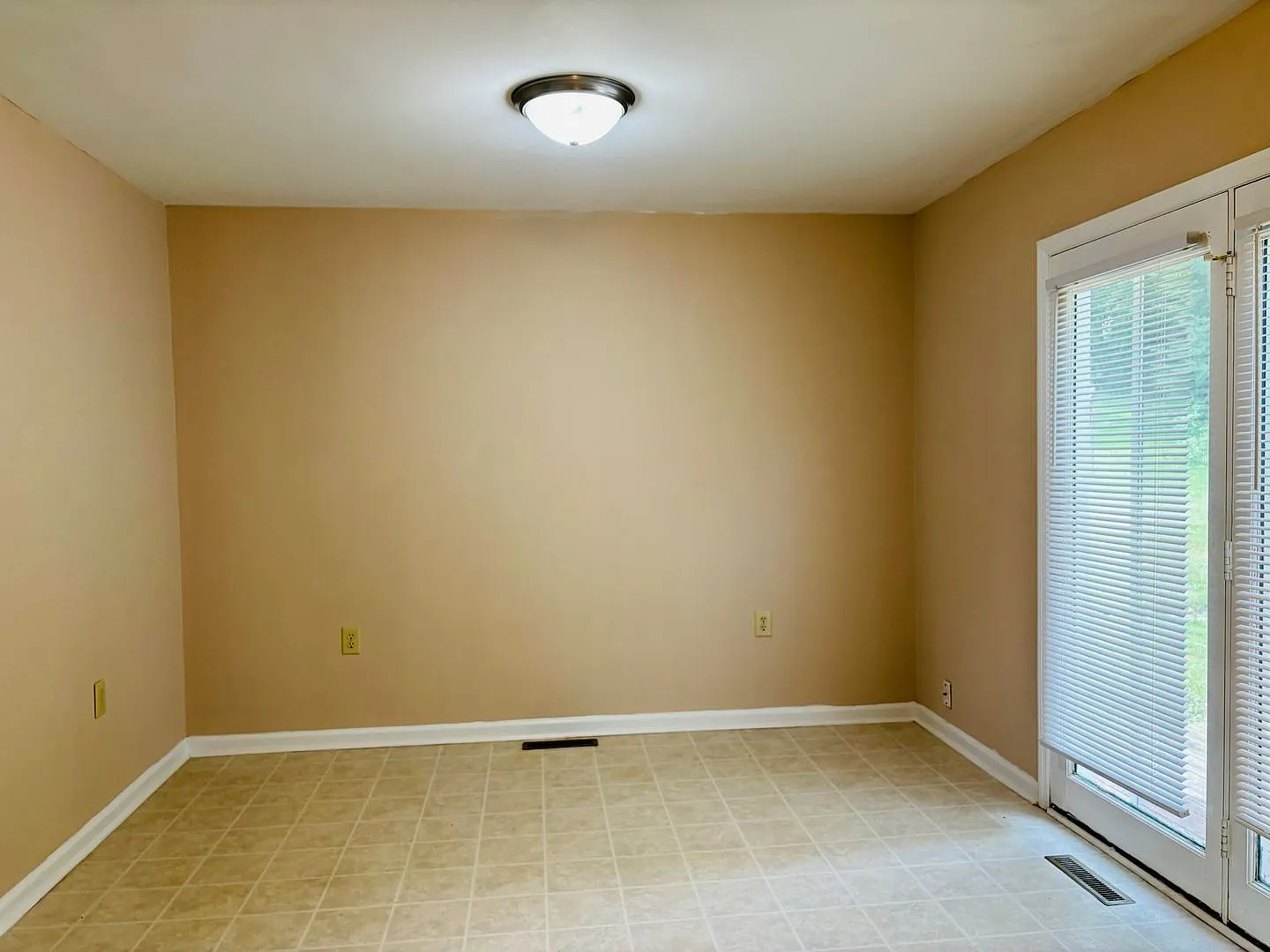 2 Bedroom 1.5 bath Duplex — Photo 4