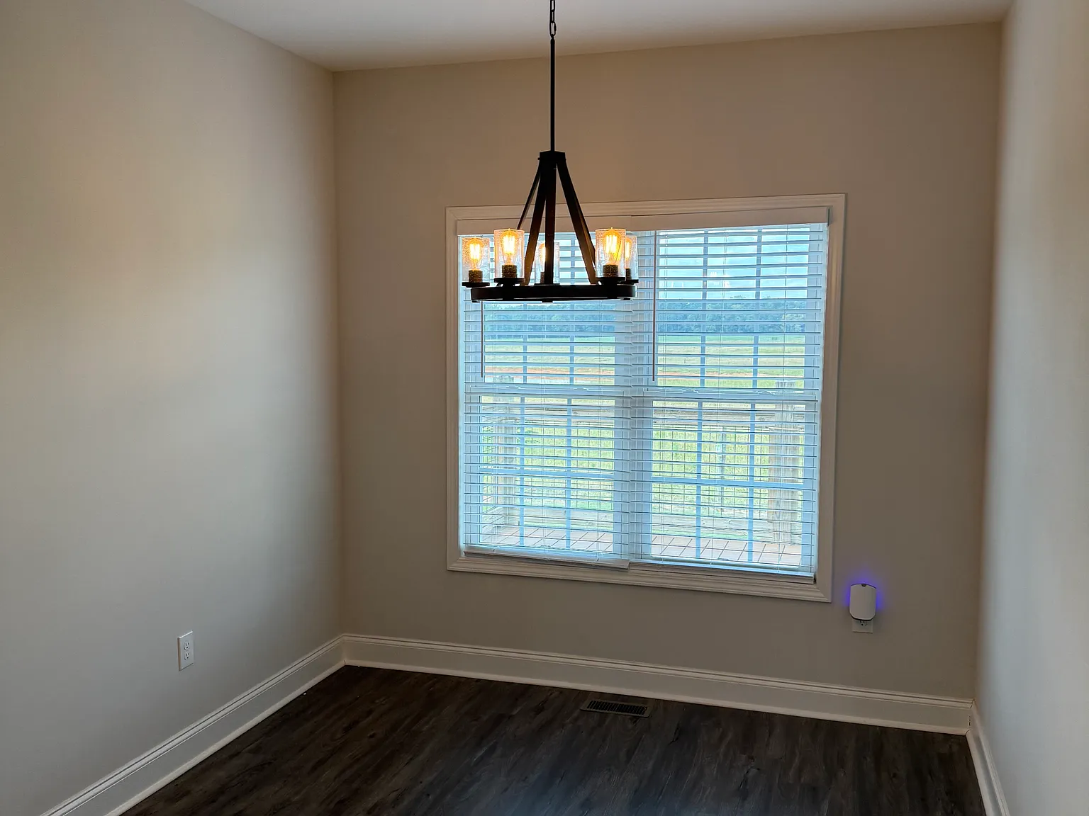 5 bed, 2370 sqft, $3,200 — Photo 3