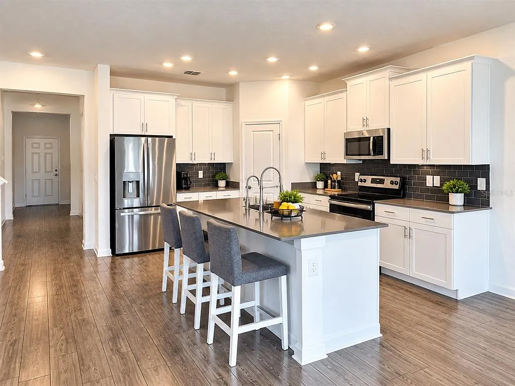5 bed, 3.0 bath, 3290 sqft, $3,000 — Photo 4