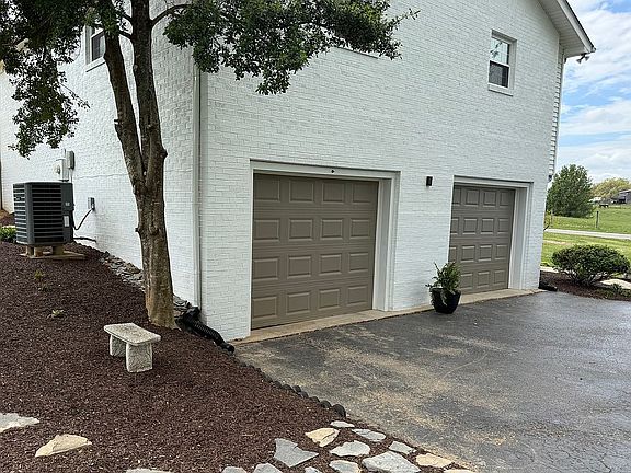4th image of 1083 Tick Ridge Rd