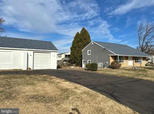 114 Nursery Ave, Levittown, PA 19057