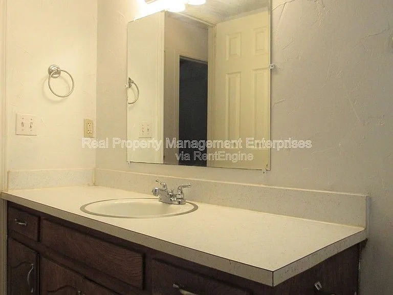 637 Redstone Ave — Photo 15