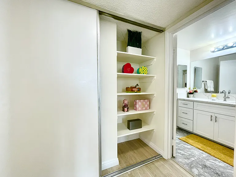 Occidental Towers Apartments — Photo 26