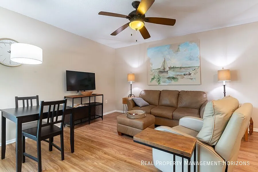 Conveniently located, furnished, 2 Bed, 2 Bath Condo in Great Location — Photo 4
