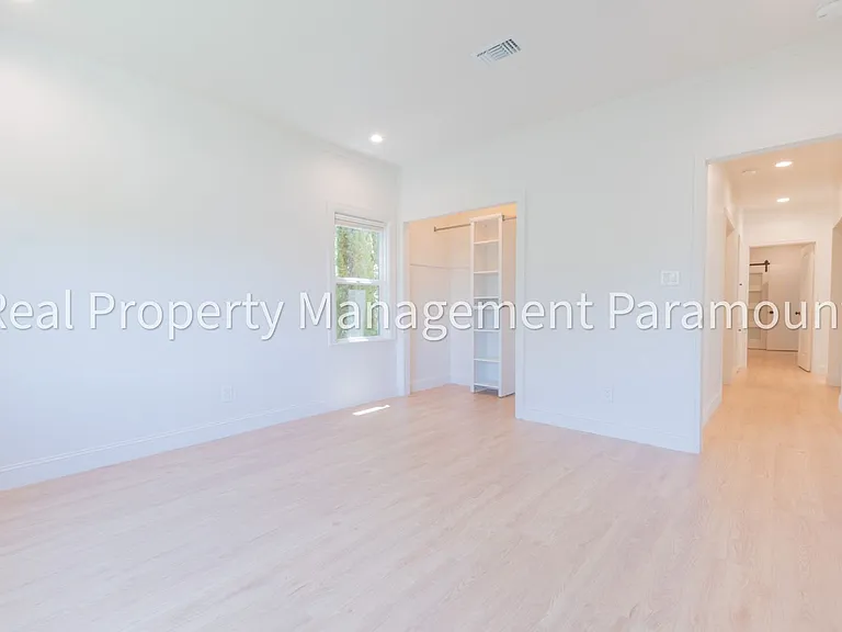 1867 S Redondo Blvd — Photo 15