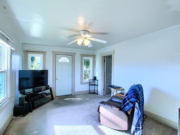 3rd image of 419 2nd St NE